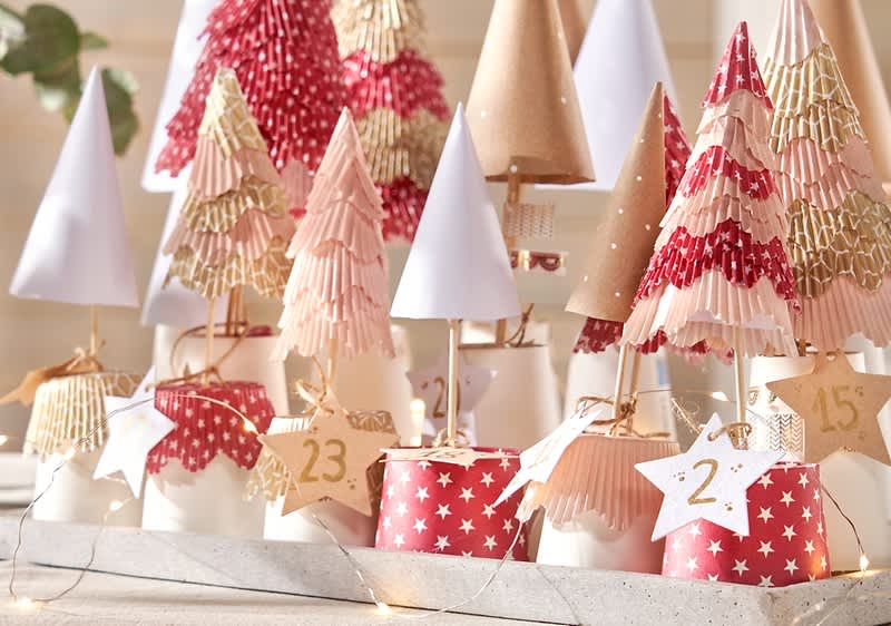 Kalendarz adwentowy – zimowy las z choinek