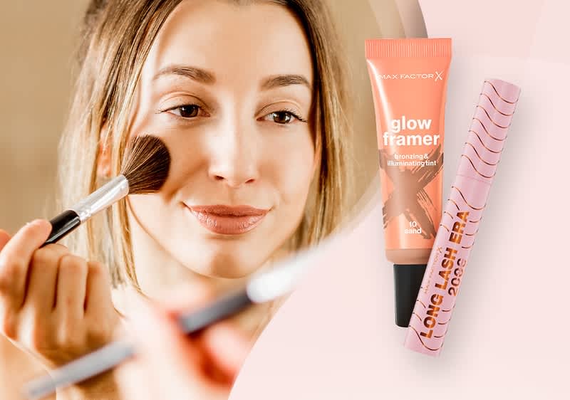 Produkty Max Factor: brązujący tint do konturowania i rozświetlenia oraz maskara 2000 Calorie z efektem tubing, ustawione na bladoróżowym tle. 