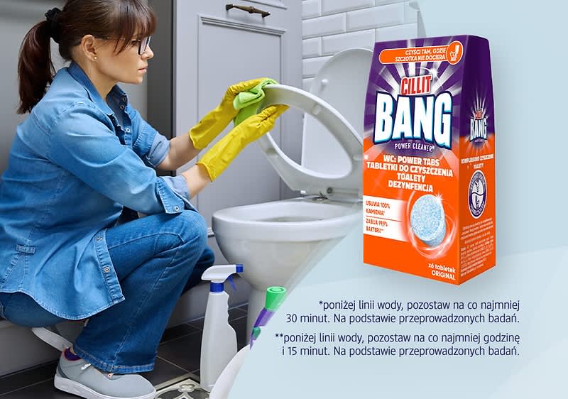 Kobieta czyści toaletę za pomocą Cillit Bang WC Power Cleaner, na jasnoniebieskim tle baneru.