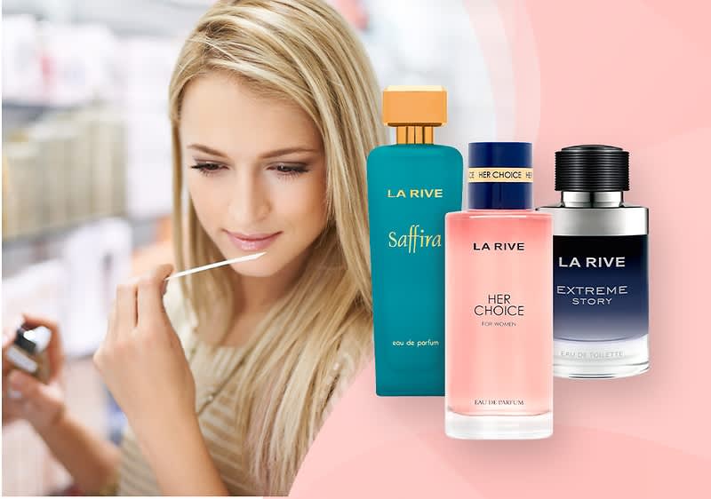 Kobieta sprawdzajaca perfumy, a obok niej na jasnoróżowym tle trzy produkty: Her Choice woda perfumowana damska, Saffira woda perfumowana damska i woda perfumowana Extreme Story.