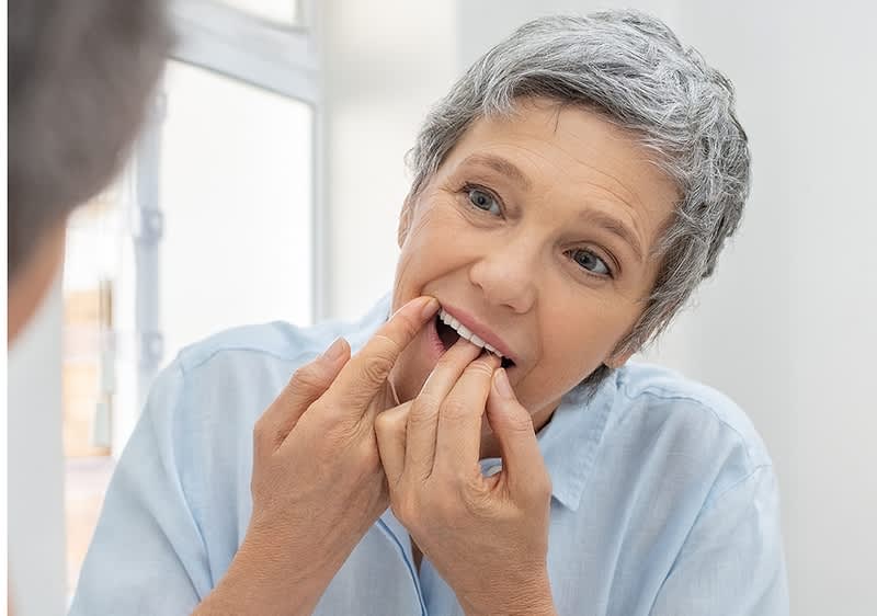 Nitkowanie zębów: poradnik krok po kroku