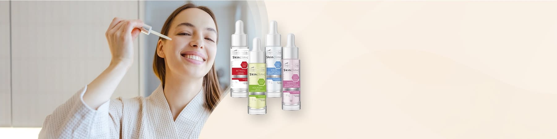 Kobieta nakładająca serum na twarz