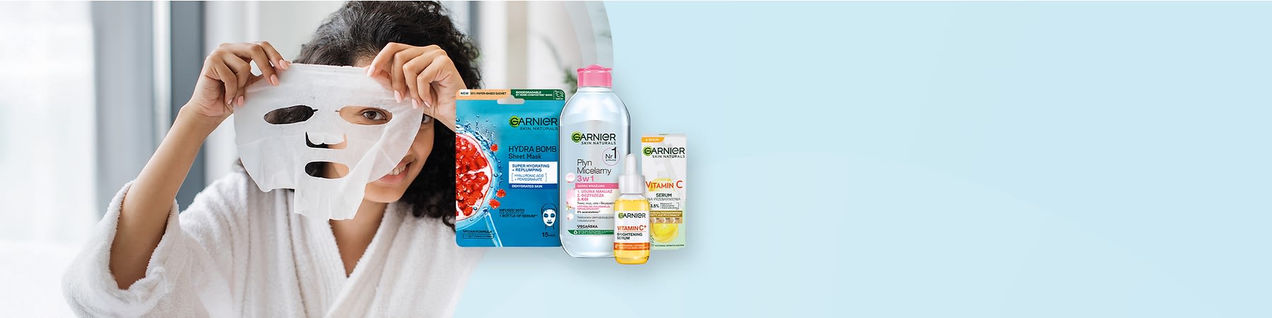 Kobieta zakładająca maskę na twarz