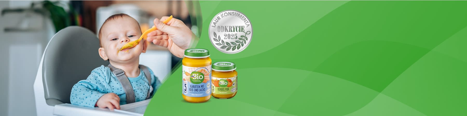 Dziecko siedzące na krześle z łyżeczką podawaną przez dorosłą osobę oraz słoiczki z jedzeniem dla niemowląt na zielonym tle. Na zielonym tle słoiczki dmBio z oznaką Laur Konsumenta Odkrycie 2025