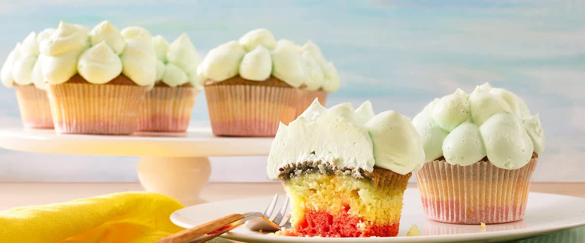 Regenbogen Cupcakes mit Wolkenfrosting