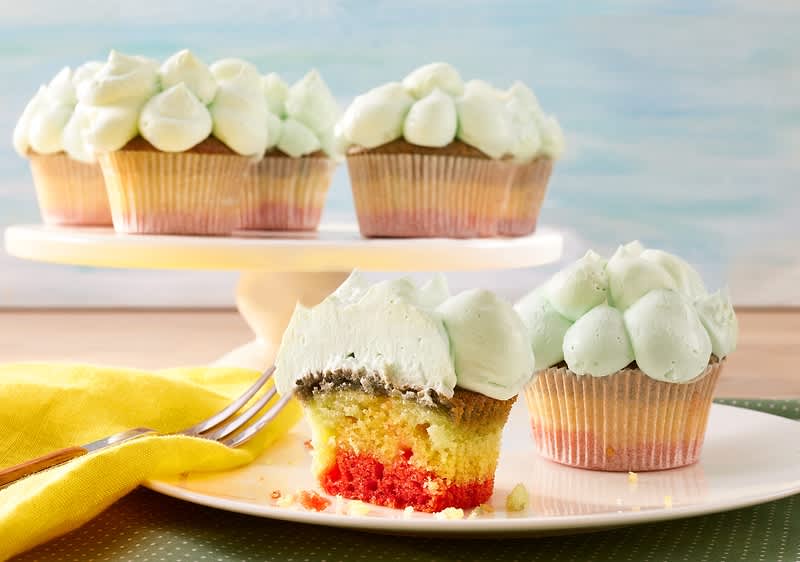 Regenbogen Cupcakes mit Wolkenfrosting