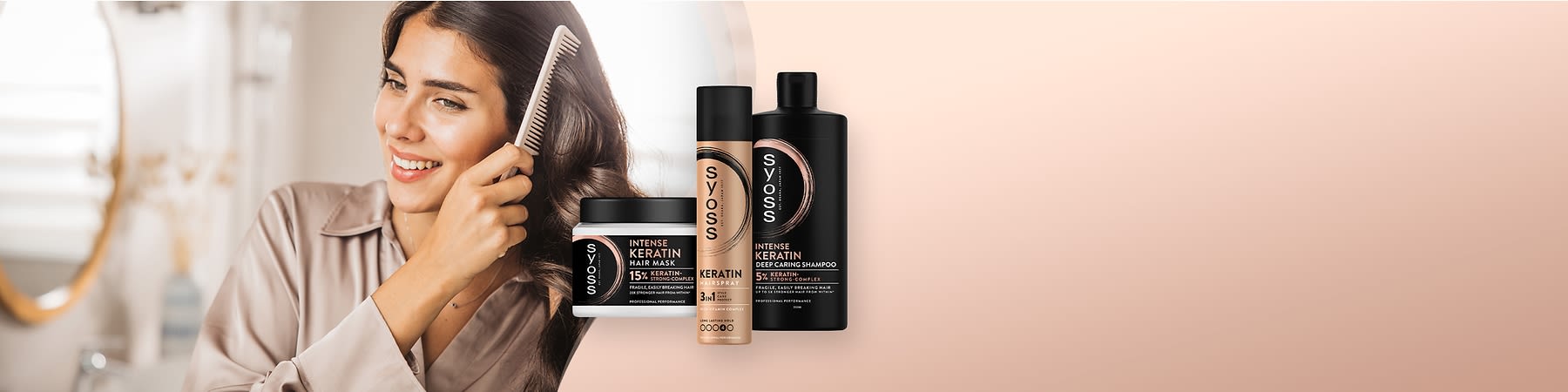 Kobieta po lewej stronie czesze i pielęgnuje swoje włosy. Po prawej stronie, na jasnobeżowym tle, stoją trzy produkty do włosów: lakier Keratin Styl Perform 300 ml, szampon Keratin 440 ml oraz kuracja do włosów Keratin 400 ml.