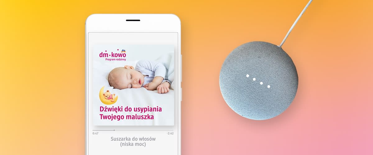 Smartfon z aplikacją do odtwarzania dźwięków do usypiania dziecka obok głośnika inteligentnego na różowym tle