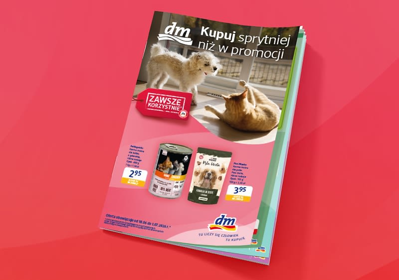 Gazetka dm z karmą dla kotów i psów na okładce z hasłem Kupuj sprytniej niż w promocji.
