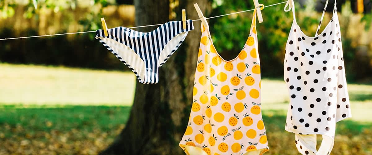 Bikini i kostiumy kąpielowe: jak prawidłowo prać i dbać o stroje plażowe