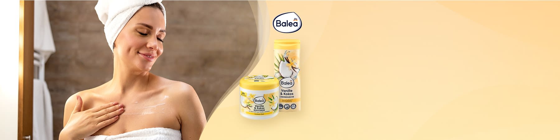 Kobieta z ręcznikiem na głowie nakłada balsam na ramię obok opakowań kosmetyków Balea Vanille & Kokos.