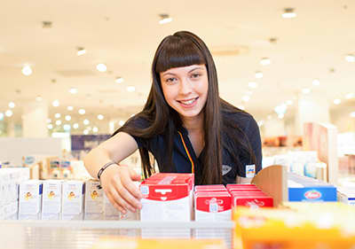 Angajatul dm verifică rafturile din magazinul dm