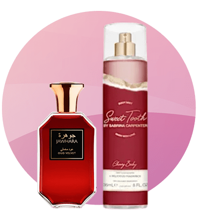 Două sticle de parfum, una roșie și alta roz, pe fundal roz.