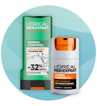 Două produse L'Oréal Men Expert pe fundal albastru: în stânga un gel de duș verde „Derma Control Anti-Blemish Shower Gel” cu eticheta „-32% spots” și mențiune „2% salicylic acid” și capac negru, în dreapta o cremă gri cu accente portocalii „Hydra Energetic Anti-Fatigue 24h Moisturiser” cu „Vitamin C + Proteins”