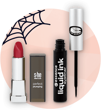 Ruj roșu, eyeliner lichid și rimel pe fundal roz cu pânză de păianjen