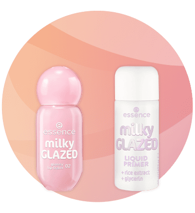 Două produse cosmetice pe fundal roz circular: în stânga, un balsam de buze roz lucios cu formă rotunjită și textul „essence milky GLAZED glossy lip balm 02”, în dreapta, un flacon alb cu capac, etichetat „essence milky GLAZED LIQUID PRIMER + rice extract + glycerin”