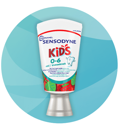 Tub de pastă de dinți Sensodyne Pronamel Kids pentru copii 0-6 ani, fond alb cu text albastru și roșu „Sensodyne KIDS 0-6 ani”, pictogramă dinte zâmbitor și ilustrații cu fructe roșii și frunze, capac argintiu cilindric