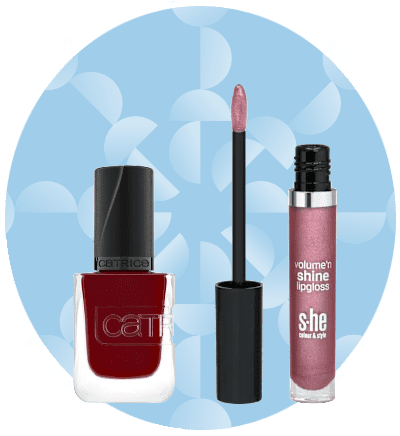 Lac de unghii roșu și luciu de buze roz pe fundal albastru