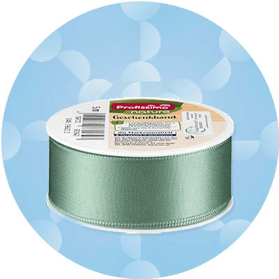 Rolă de panglică verde pe fundal albastru cu model geometric