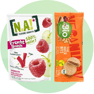 Două pachete de gustări vegane, unul cu zmeură și altul cu biscuiți de ovăz.