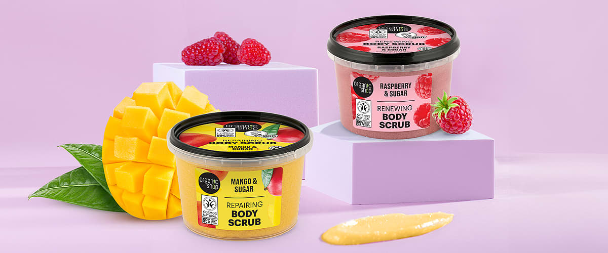 Scrub de corp cu mango și zmeură pe fundal roz