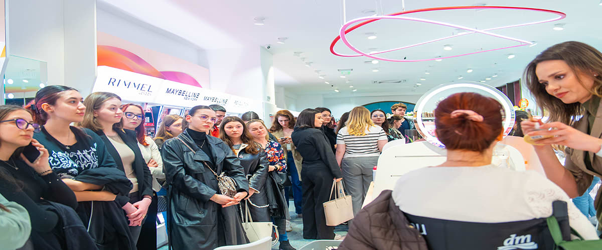 Mulțime de oameni într-un magazin de cosmetice