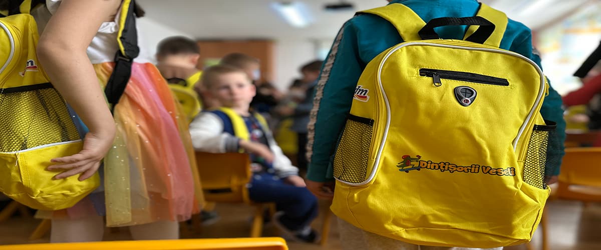 Copii cu ghiozdane galbene Dintișorii în clasă