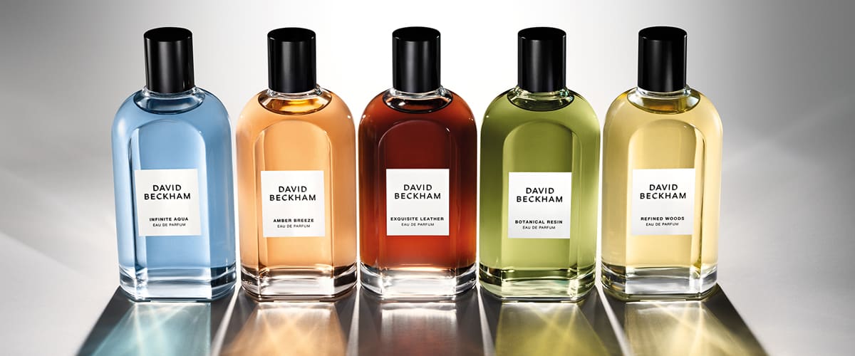 Sticle de parfum David Beckham în diverse culori pe fundal argintiu