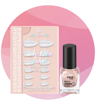 Set unghii false roz pastel cu lac de unghii sidefat pe fundal roz