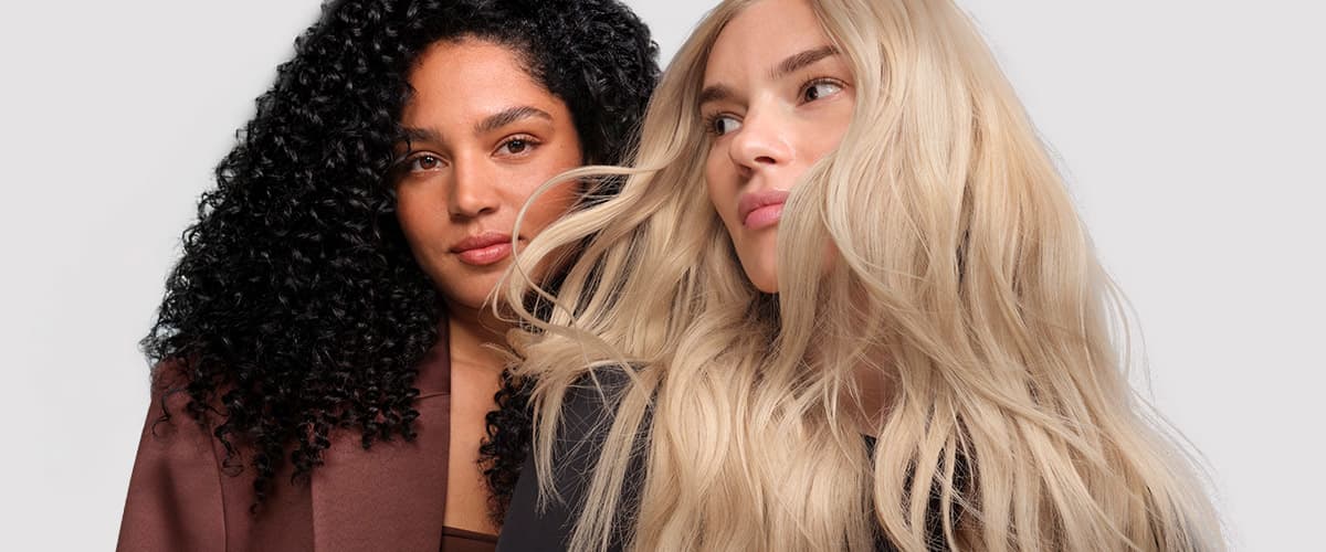 Două persoane cu păr creț și păr blond drept