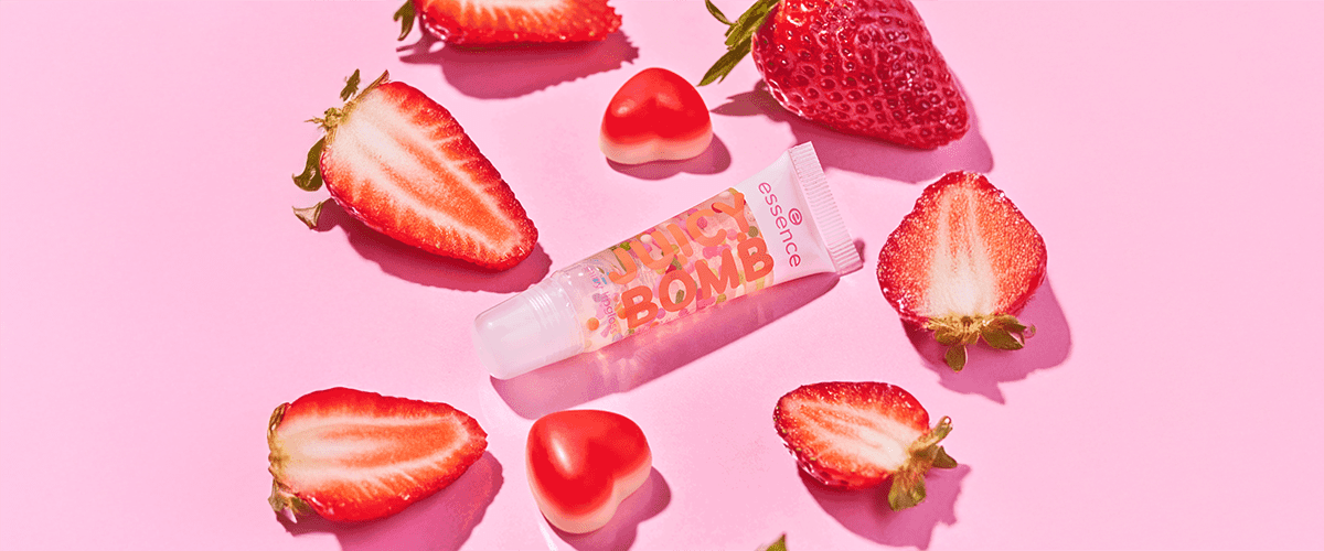 Luciu de buze Essence Juicy Bomb cu căpșuni și bomboane în jur