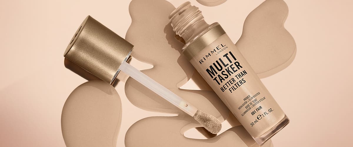 Fond de ten Rimmel London Multi Tasker cu aplicator pe fundal bej