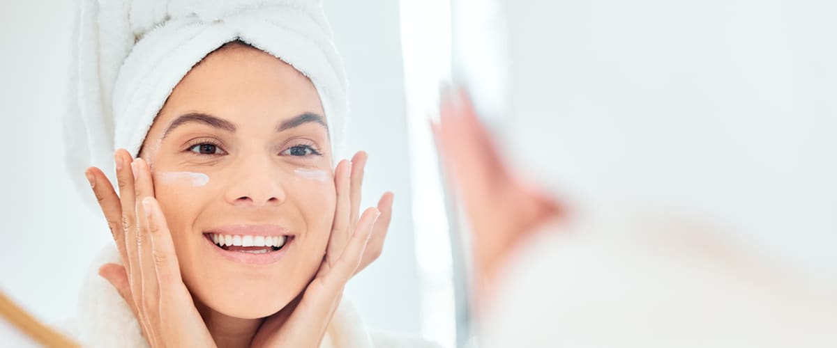 Persoană în halat alb reflectată în oglindă