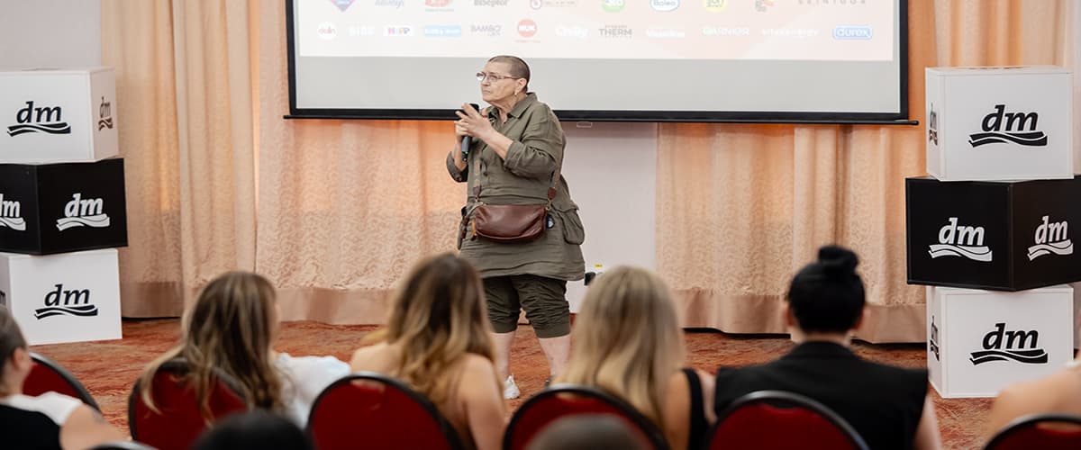 prezentare Persoană ținând o prezentare în fața unui public într-o sală
