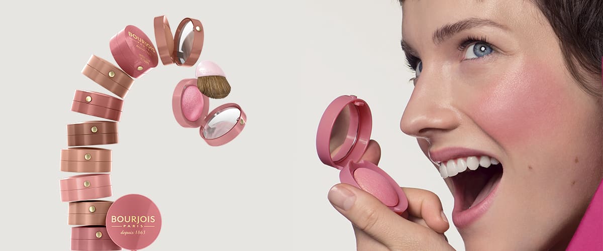 Fard de obraz Bourjois Paris și femeie zâmbitoare aplicând produsul