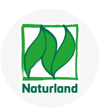 Logo Naturland cu frunze verzi stilizate într-un dreptunghi verde