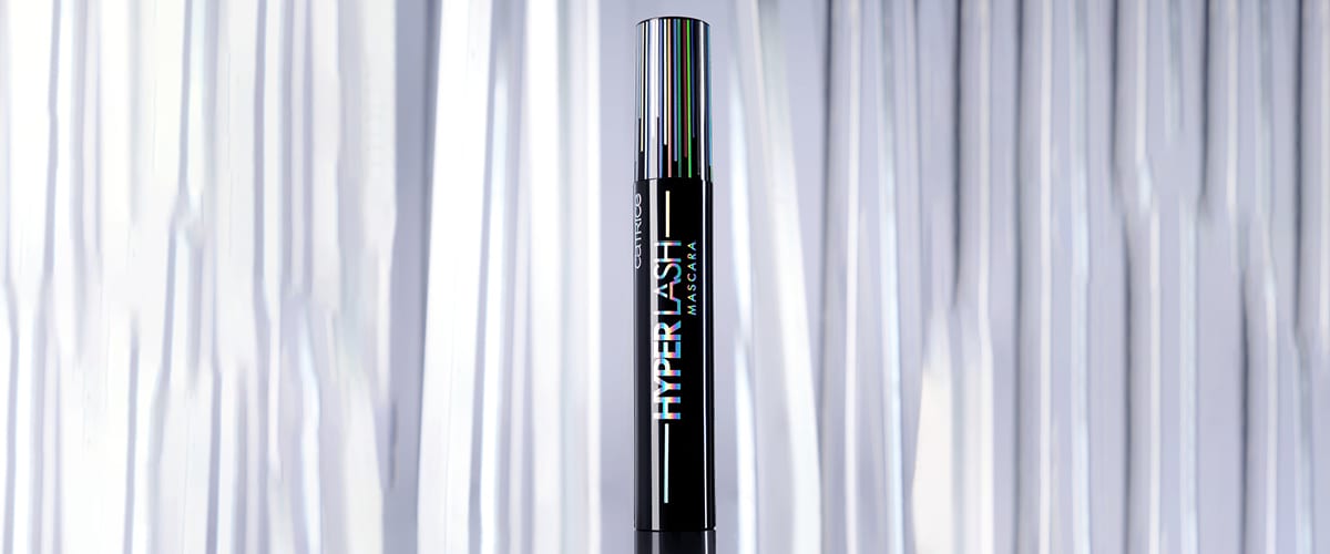 Tub de mascara Hyper Lash pe fundal argintiu strălucitor