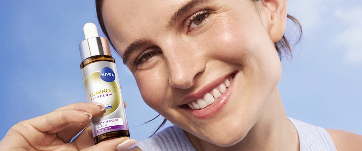 Sticlă de ser facial Nivea ținută în mână
