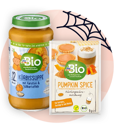 Produse dmBio cu dovleac și condimente de toamnă pe fundal de Halloween