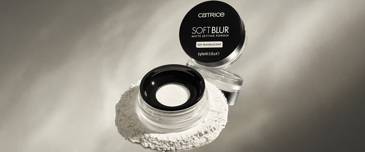 Pudră matifiantă Catrice Soft Blur în ambalaj transparent pe fundal alb-negru