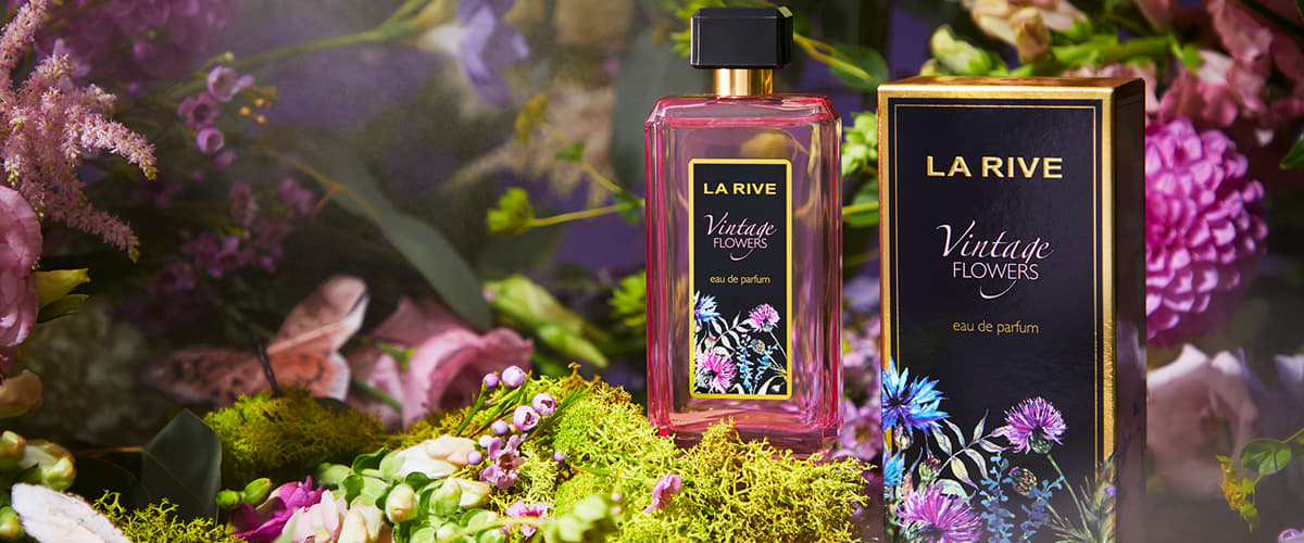Parfum Vintage Flowers cu flori și mușchi în fundal