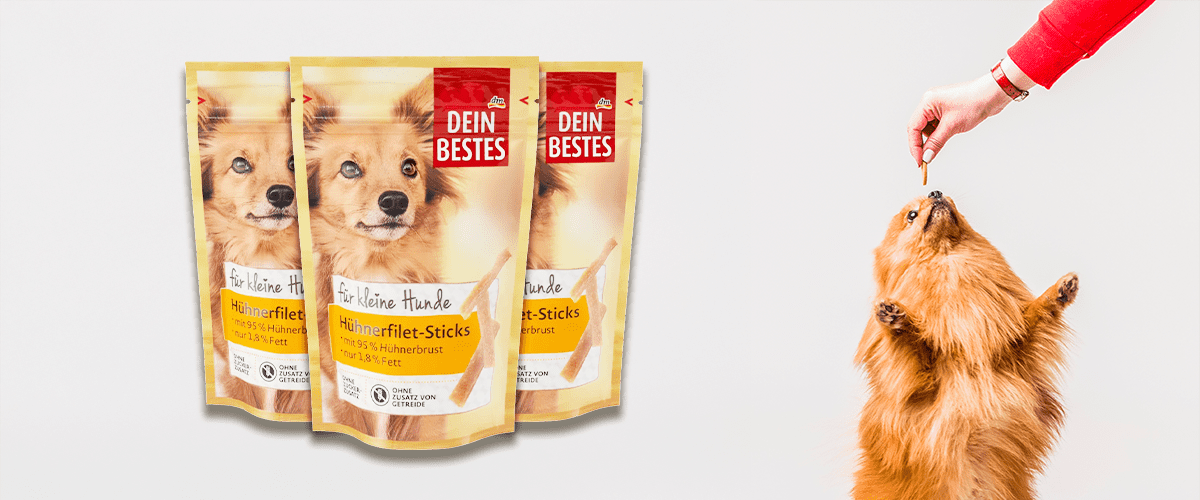 Gustări pentru câini Dein Bestes și câine primind gustare