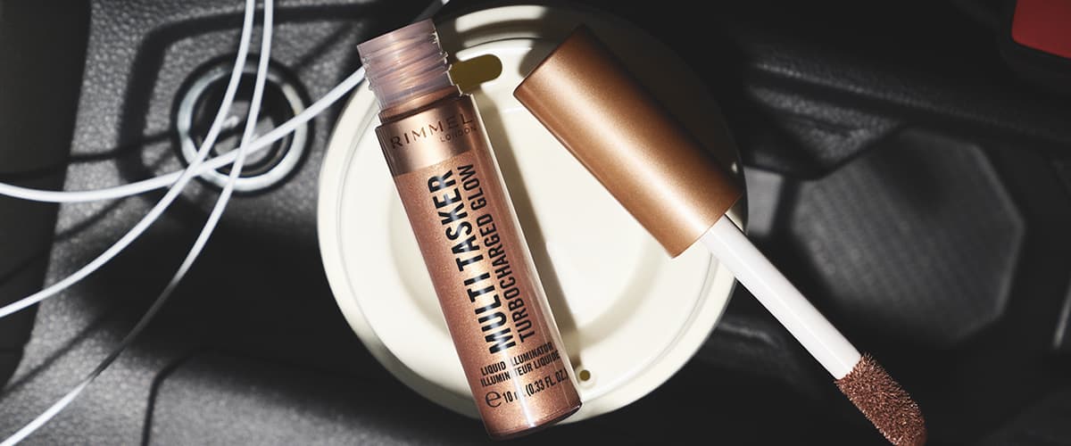 Iluminator Rimmel Multitasker Turbocharged Glow pe o masă