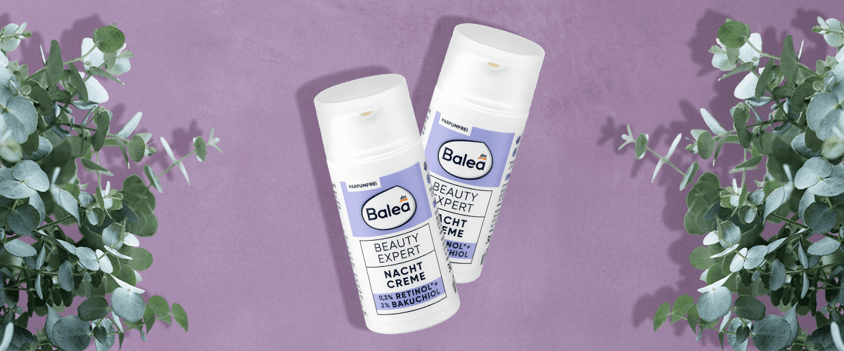 Cremă de noapte Balea Beauty Expert pe fundal mov cu frunze verzi