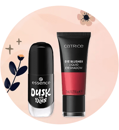 Pe fundal rotund roz pal cu flori stilizate, două produse cosmetice: în stânga un recipient negru cu capac rotund și eticheta „essence DUSK till YAWN”, în dreapta un tub negru și roșu cu inscripția „CATRICE EYE BLUSHER LIQUID EYESHADOW 7 ml / 0.23 fl oz”