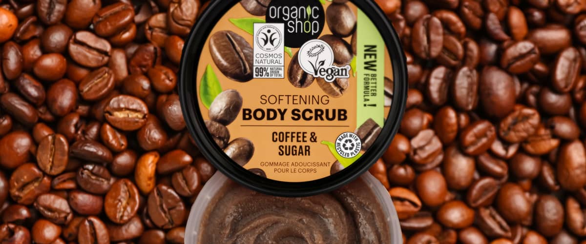 Scrub de corp cu cafea și zahăr pe boabe de cafea