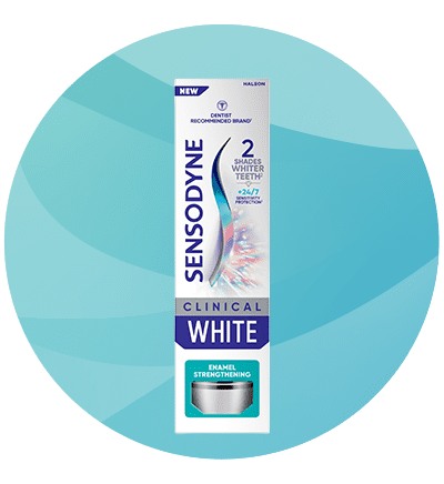 Pastă de dinți Sensodyne Clinical White pe fundal albastru circular