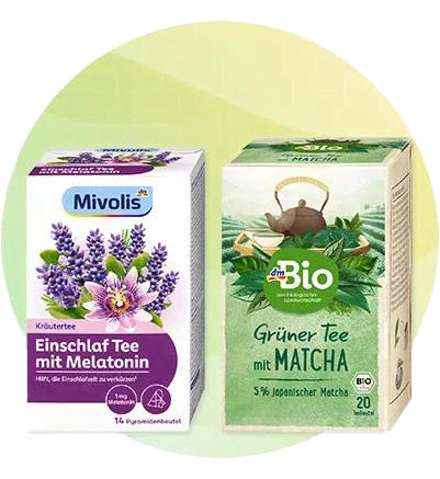 Două cutii de ceai una lângă alta pe fundal circular verde deschis; în stânga cutie Mivolis cu ilustrație de flori mov și text „Einschlaf Tee mit Melatonin” și inscripție suplimentară „1 mg Melatonin” și „14 Früchteteebeutel” în partea dreaptă cutie dmBio verde cu ilustrație ceainic și frunze și text „Grüner Tee mit MATCHA” și etichetă „5% Japanischer Matcha” și „20 Teebeutel”