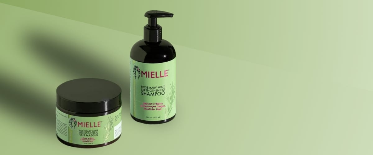 Șampon și mască de păr pe fundal verde