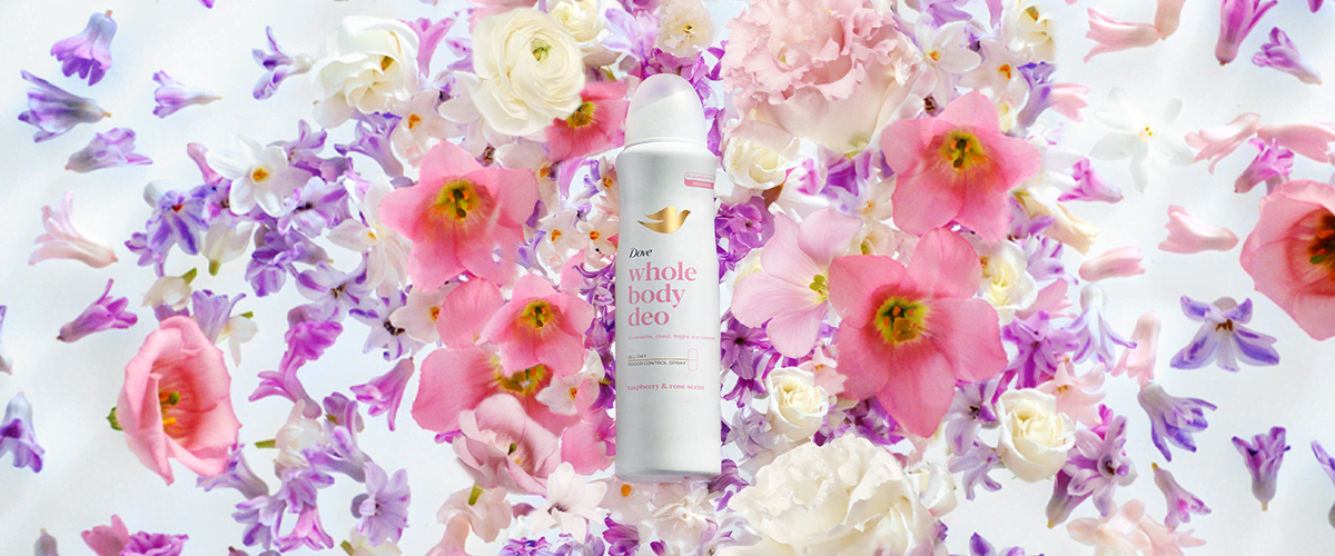 Deodorant Dove Whole Body pe fundal floral cu flori roz și albe